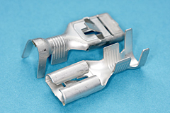 Female Tab Connector 9,5 with retainer uninsulated (10 pcs.)